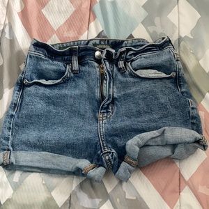 BLUE JEAN SHORTS SIZE 00